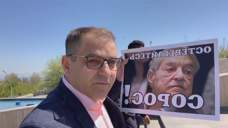«Стоп Сорос». В Армении активист-одиночка провел антисоросовскую акцию 